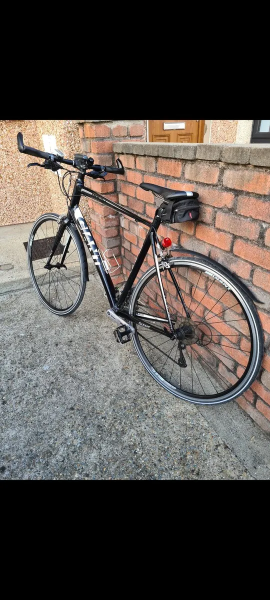 Giant Road Bike Like New - Image 3