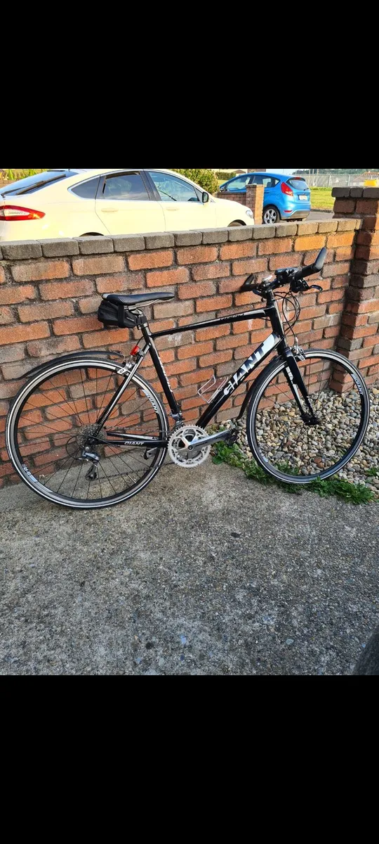 Giant Road Bike Like New - Image 4