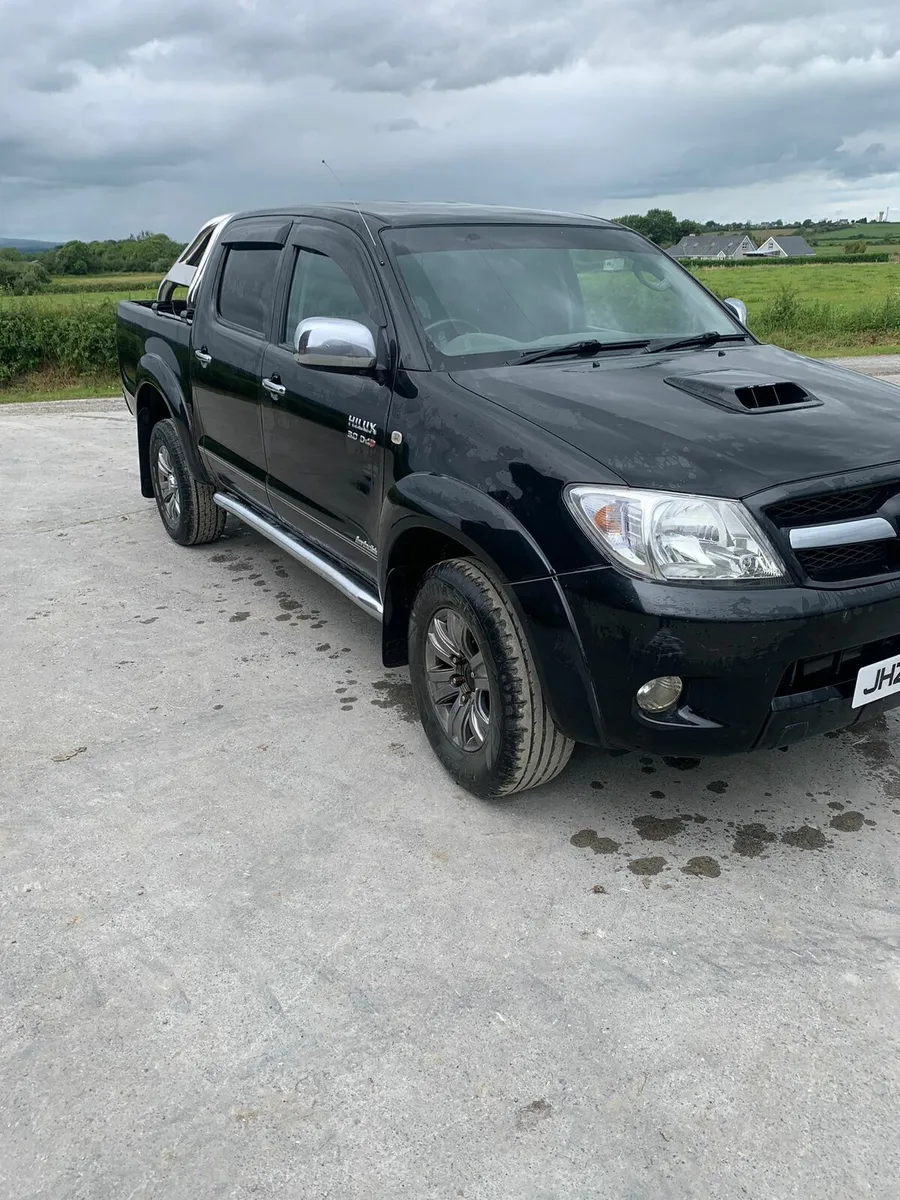 Toyota Hilux Invincible - Image 3