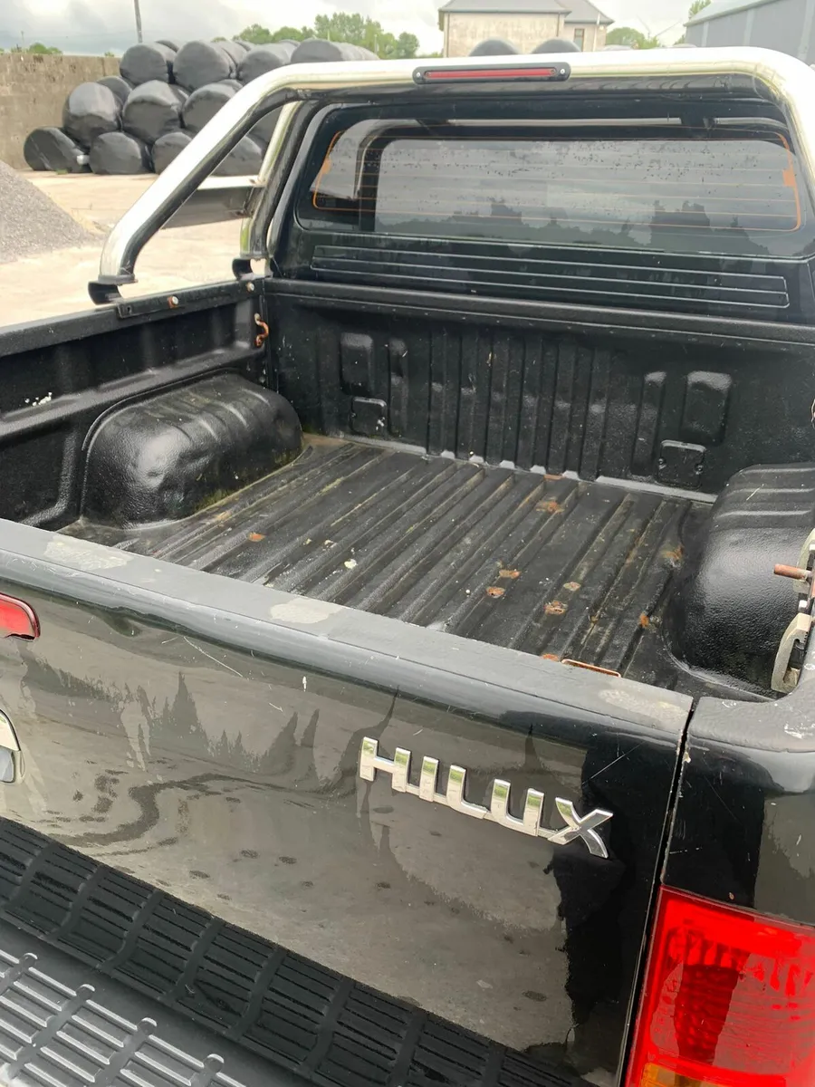 Toyota Hilux Invincible - Image 4
