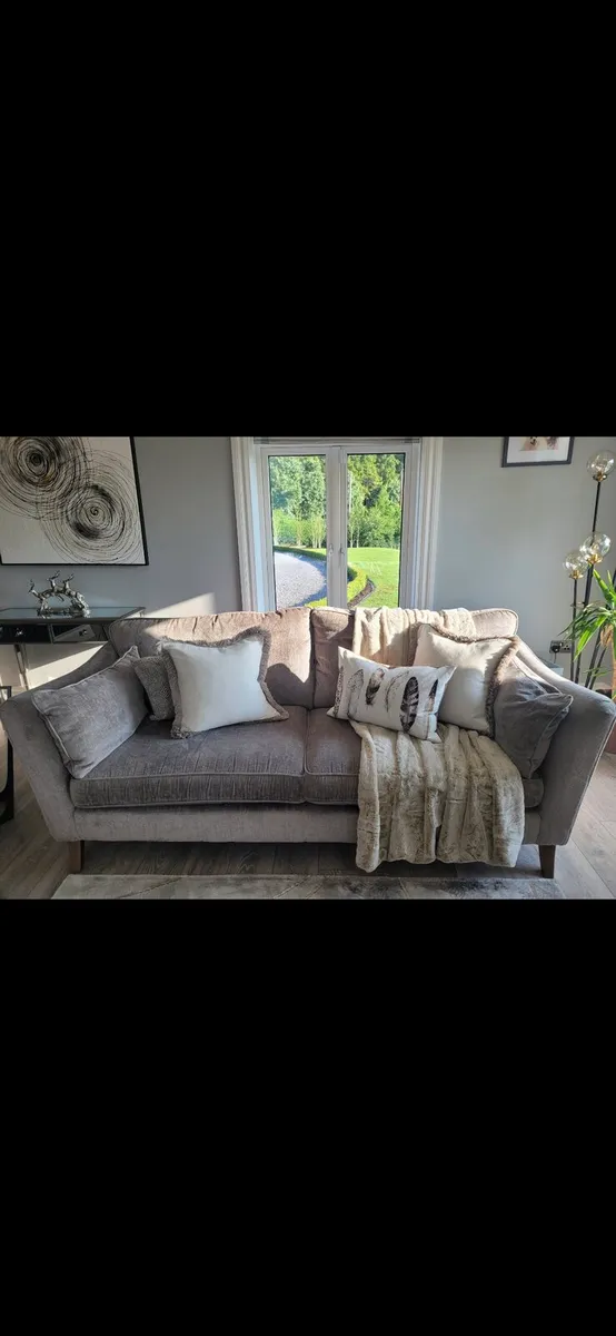 Living - Image 2