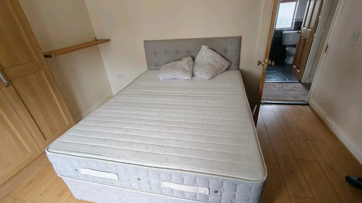 King sizes bed - Image 1