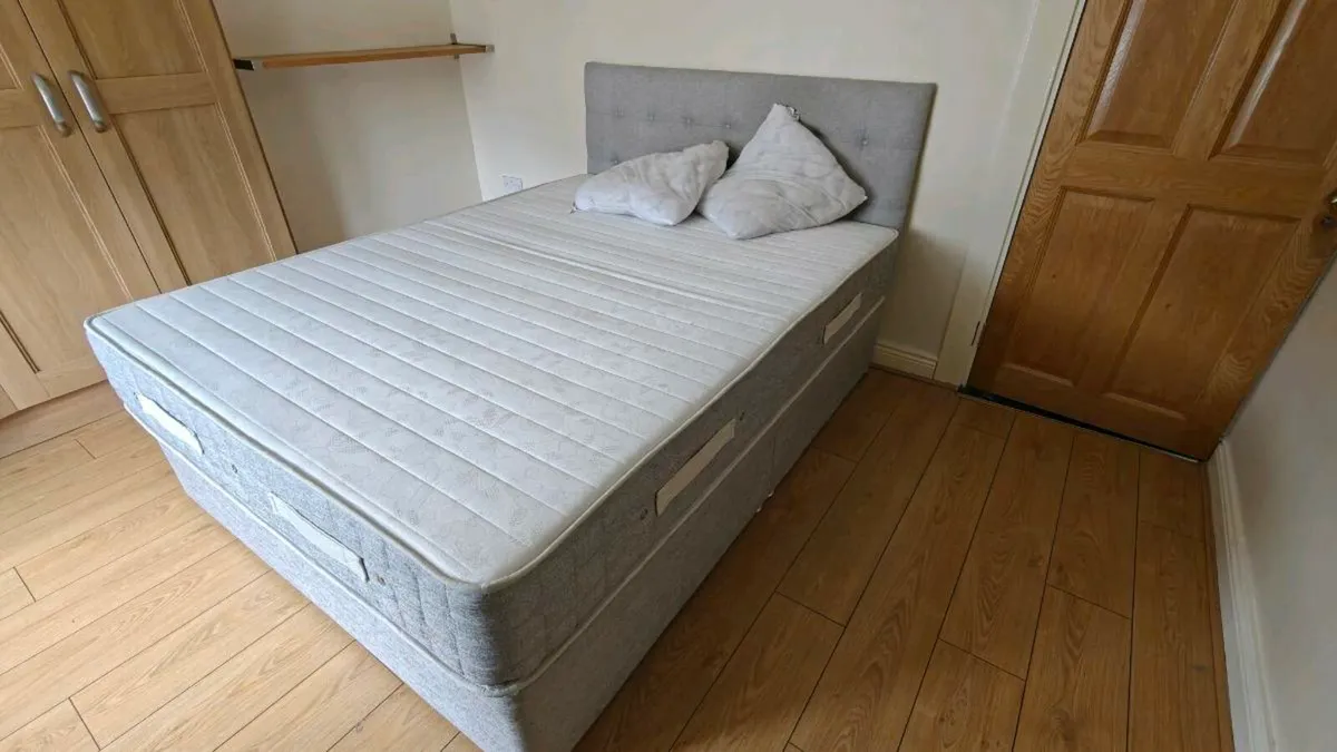 King sizes bed - Image 3