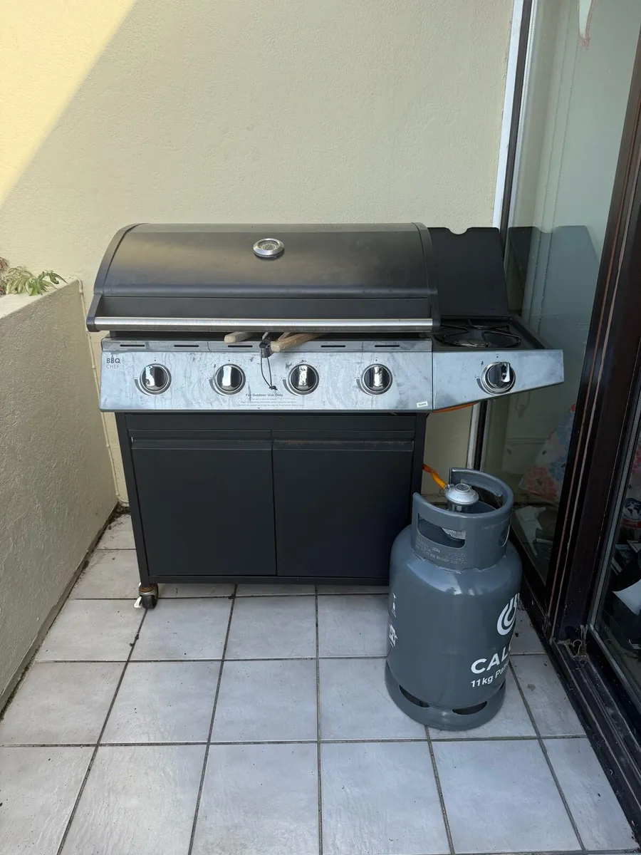 4 burner gas BBQ - Image 1
