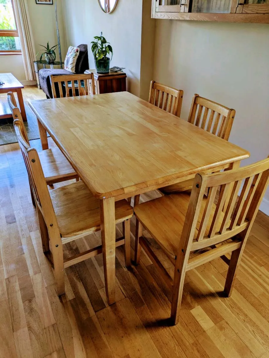 Solid pine table and 6 chairs - Image 2