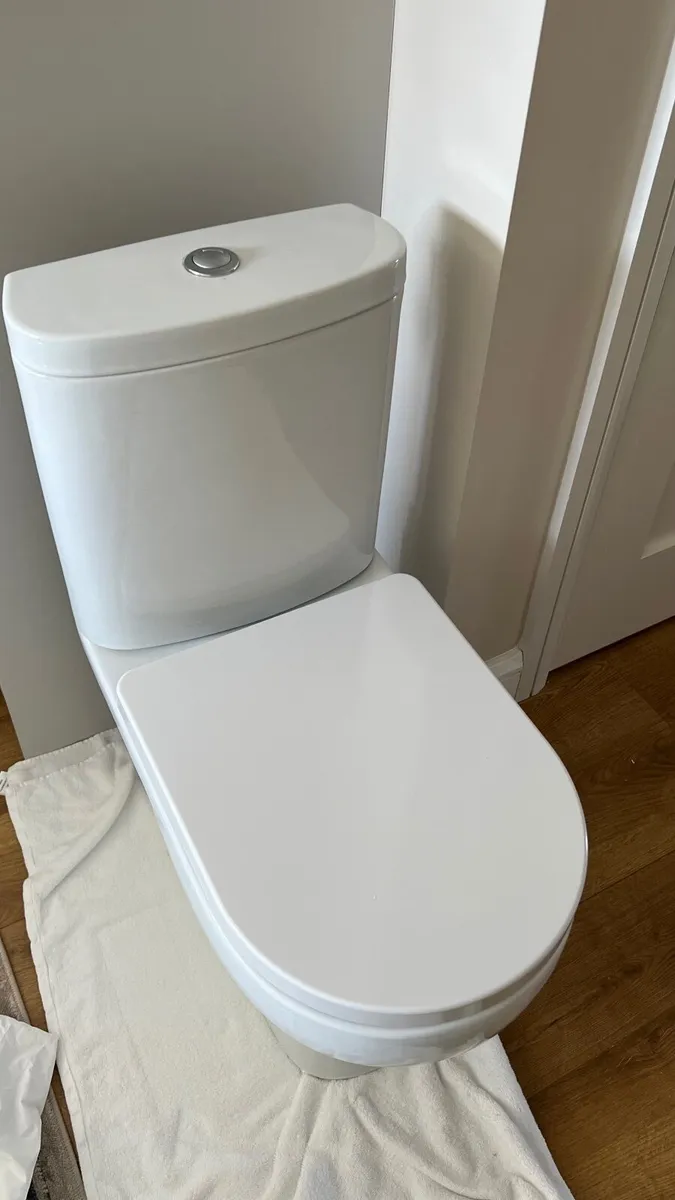 For quick sale!  wall sinks , toilet, radiator - Image 2