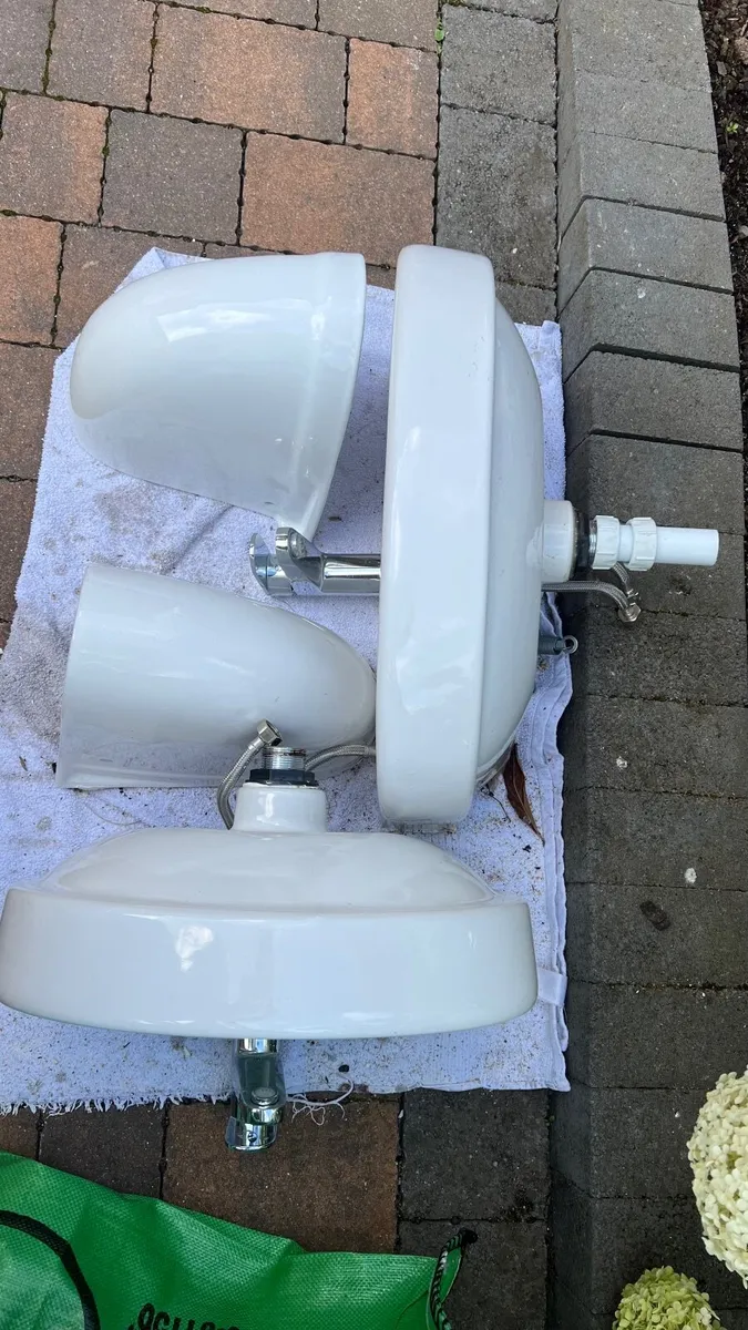 For quick sale!  wall sinks , toilet, radiator - Image 3