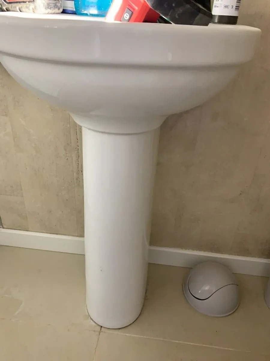Shower door and hand basin - Image 1