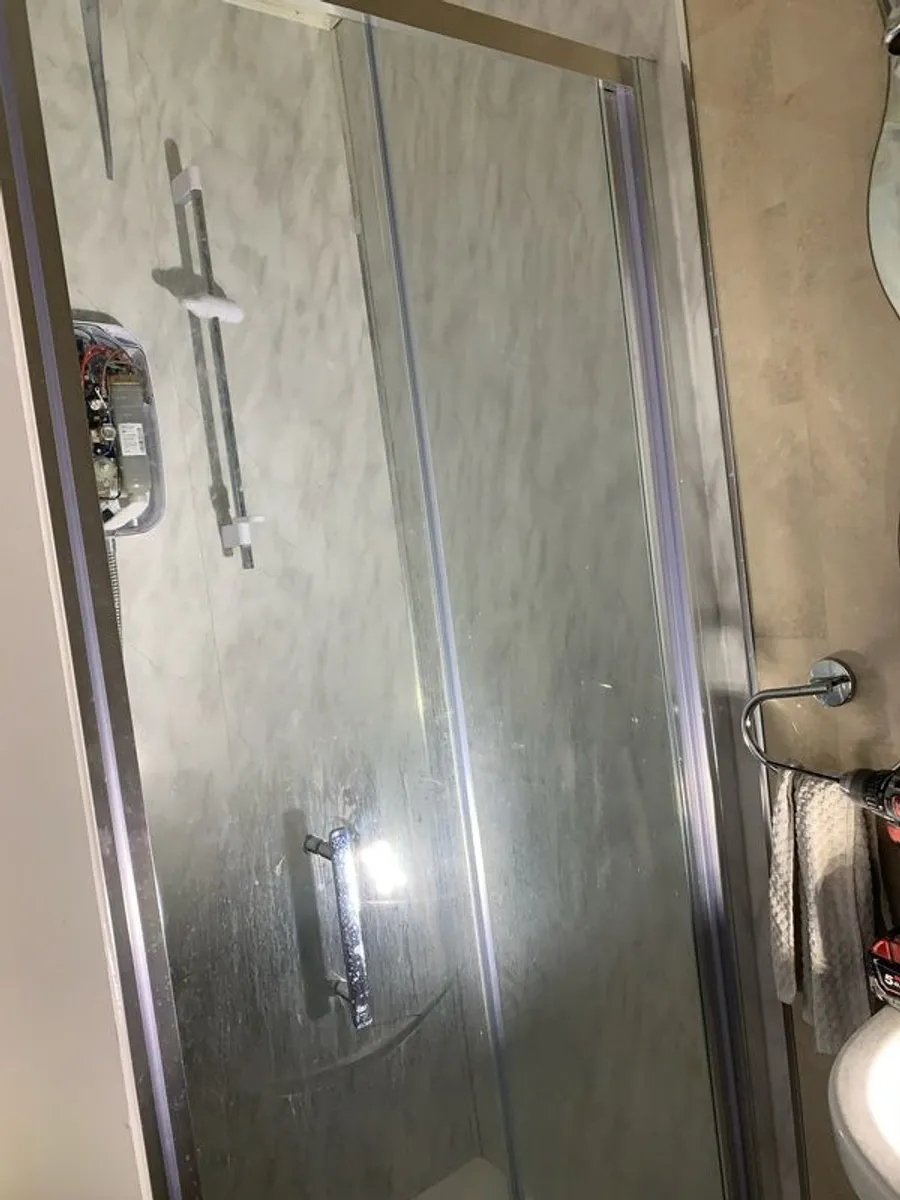 Shower door and hand basin - Image 2