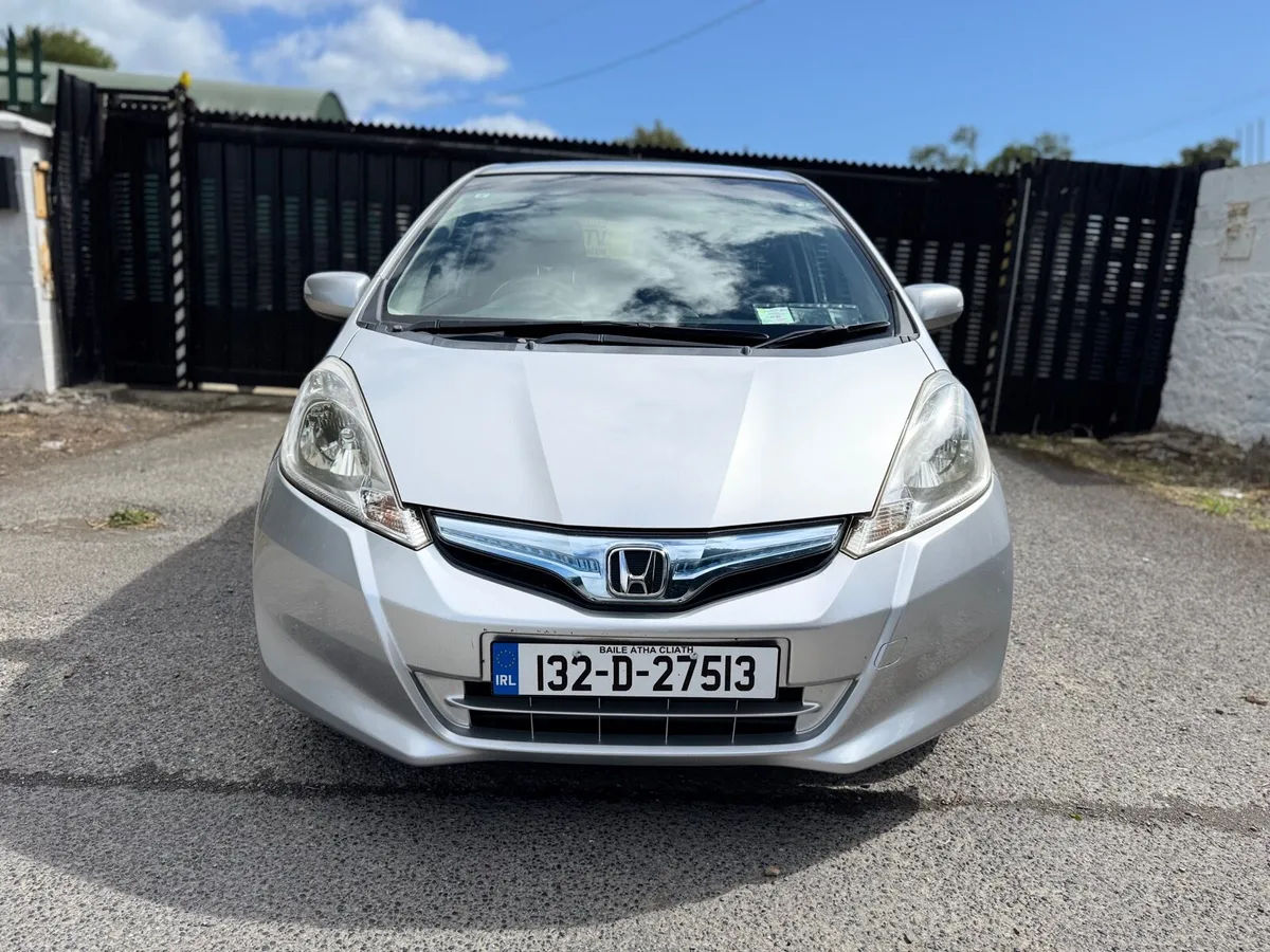 2013 HONDA FIT. 70KMs ONLY. NEW NCT. AUTO 1.3L HYB - Image 2