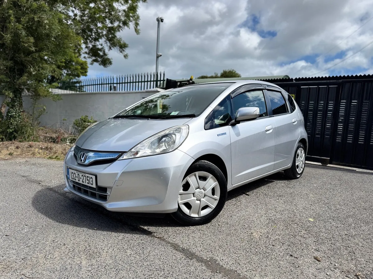 2013 HONDA FIT. 70KMs ONLY. NEW NCT. AUTO 1.3L HYB - Image 3