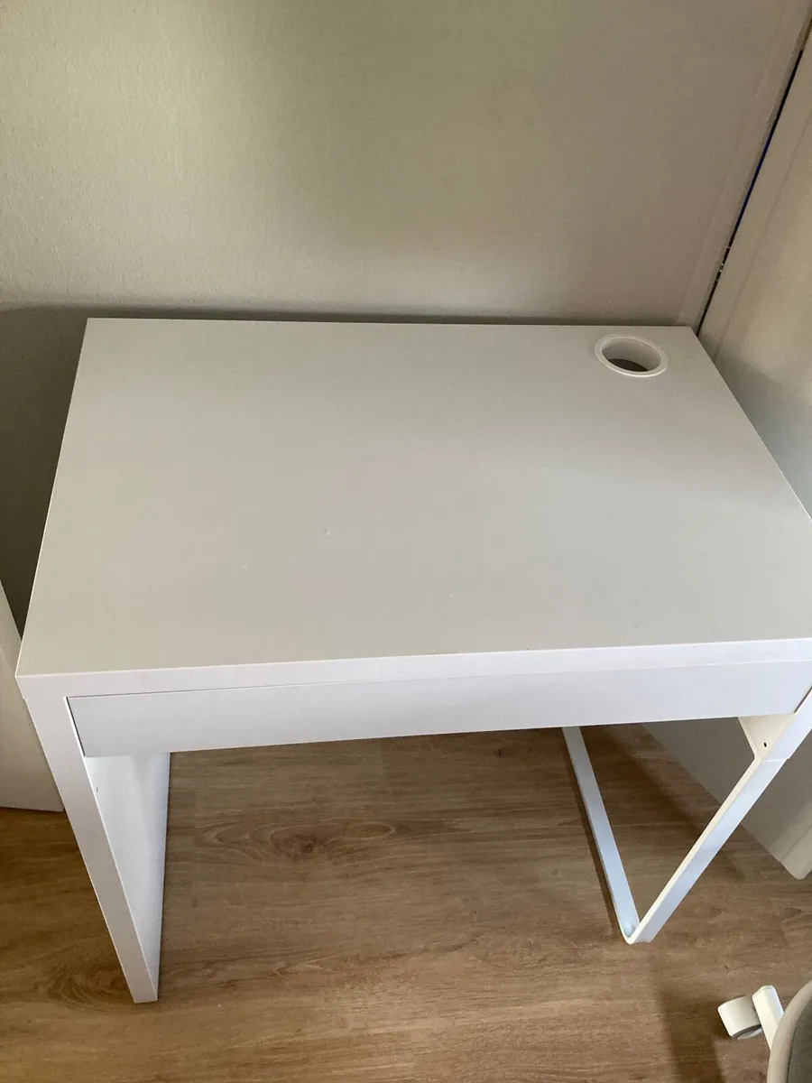 Office chair and desk - Image 1