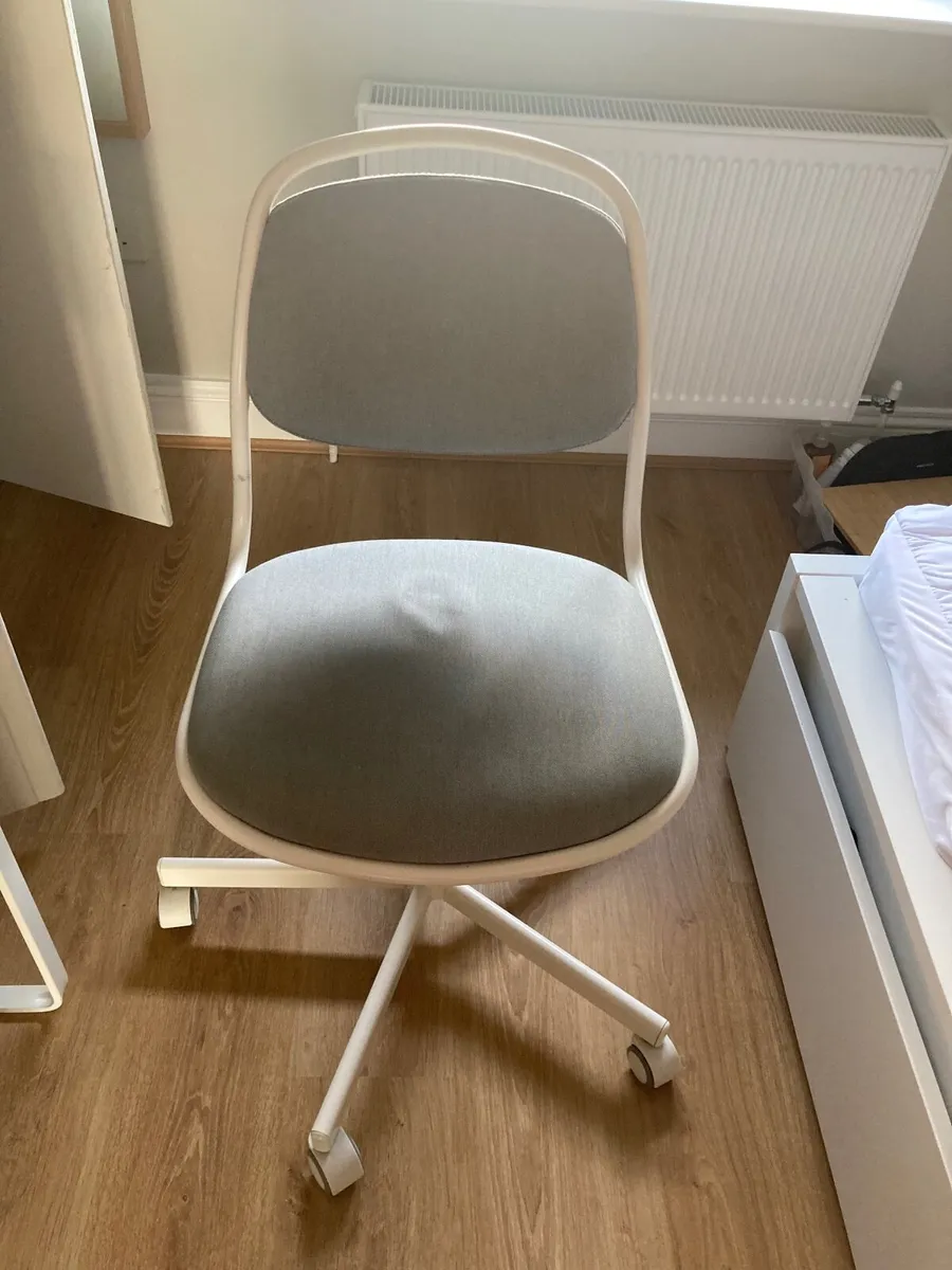 Office chair and desk - Image 2