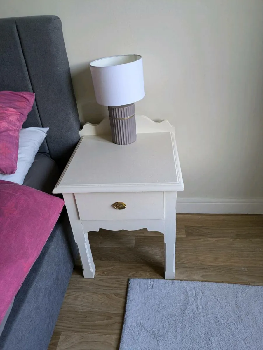 2 white bedside cabinets - Image 1