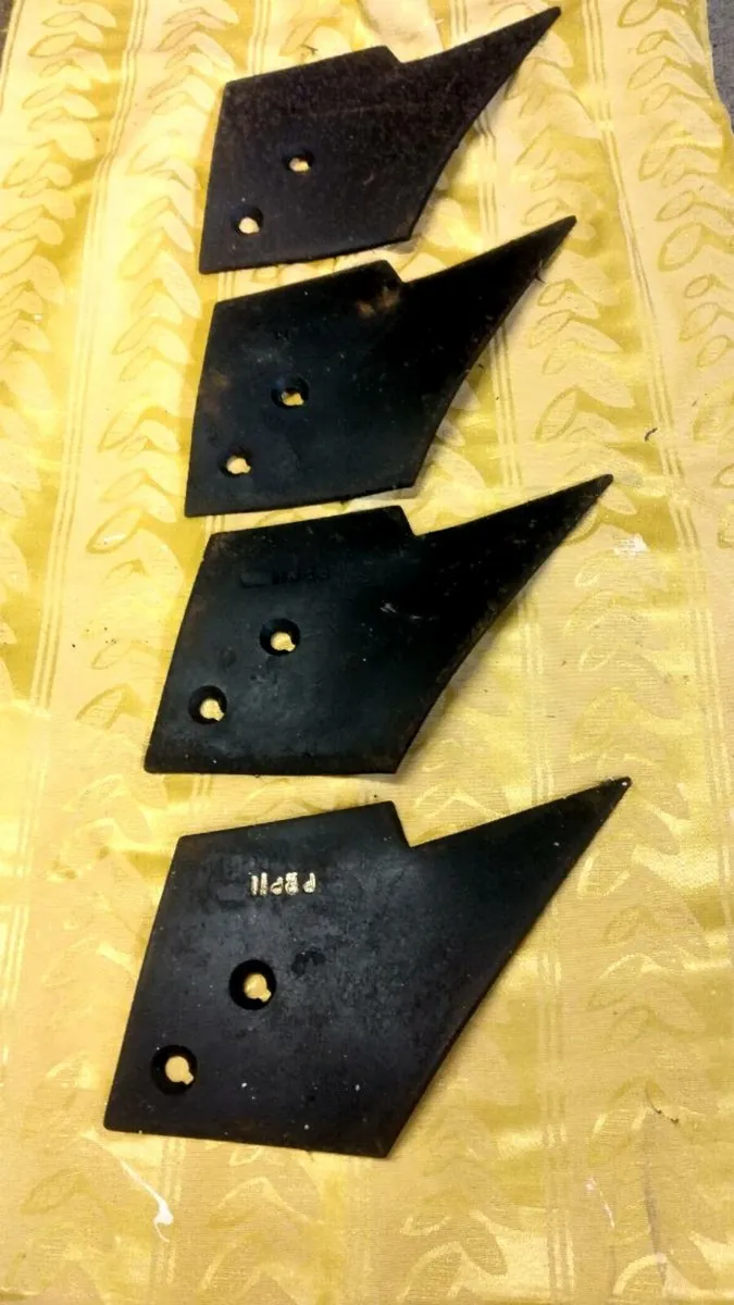 4 Vintage PIERCE  bar plough wing points - Image 1