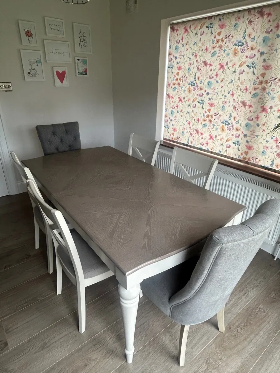 Dining table and chairs - Image 1