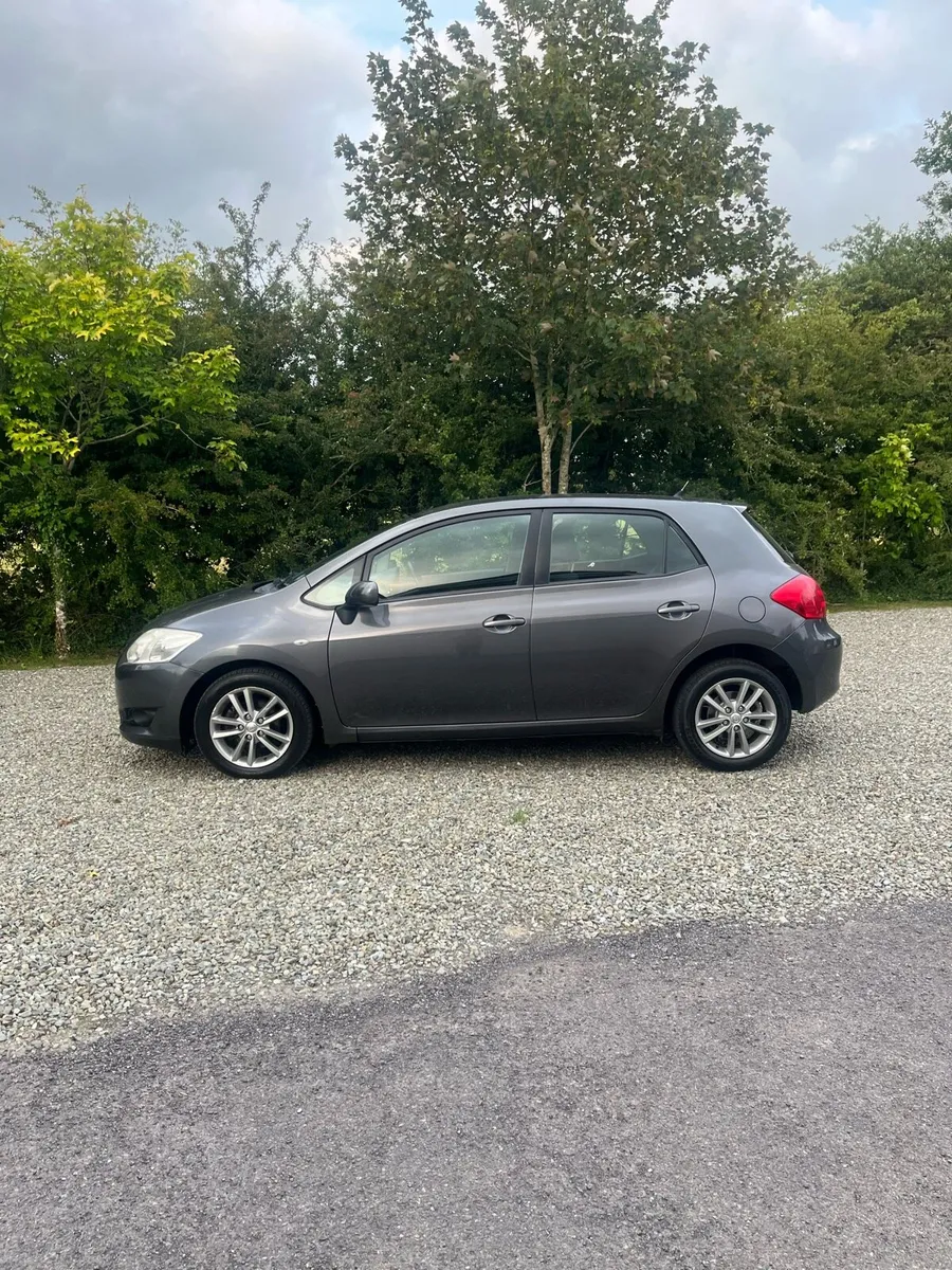 1.3 petrol Toyota auris - Image 1