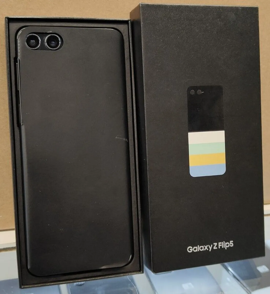 Samsung Galaxy Z Flip5 512GB Dual Sim Unlocked Green Boxed/ Used - Image 3