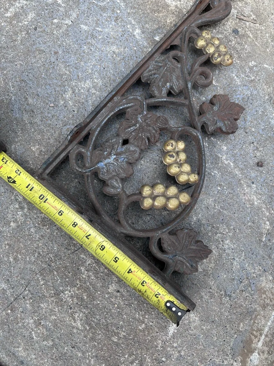 Flower wall holder cast. - Image 1