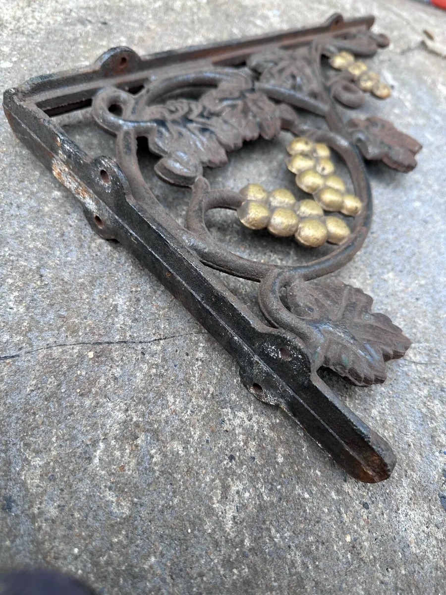 Flower wall holder cast. - Image 3