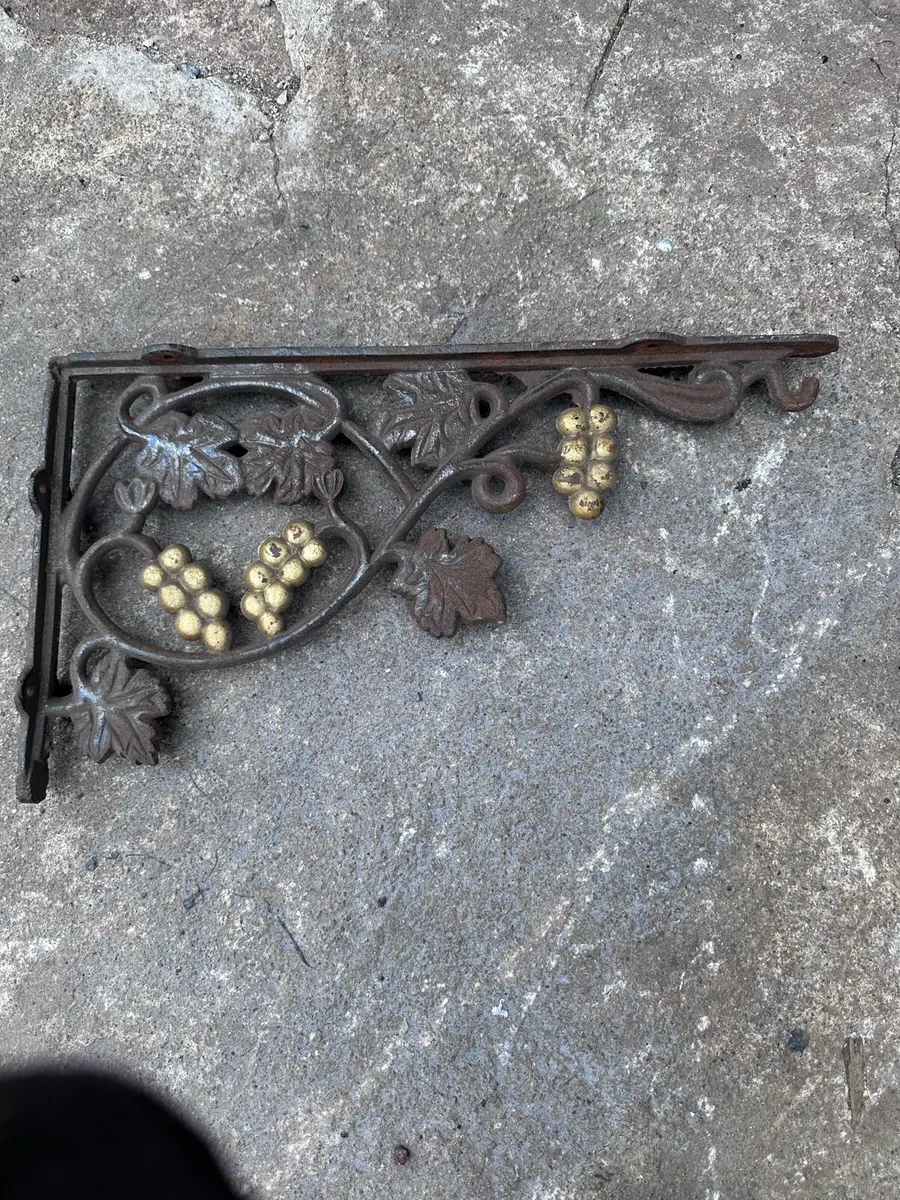 Flower wall holder cast. - Image 4