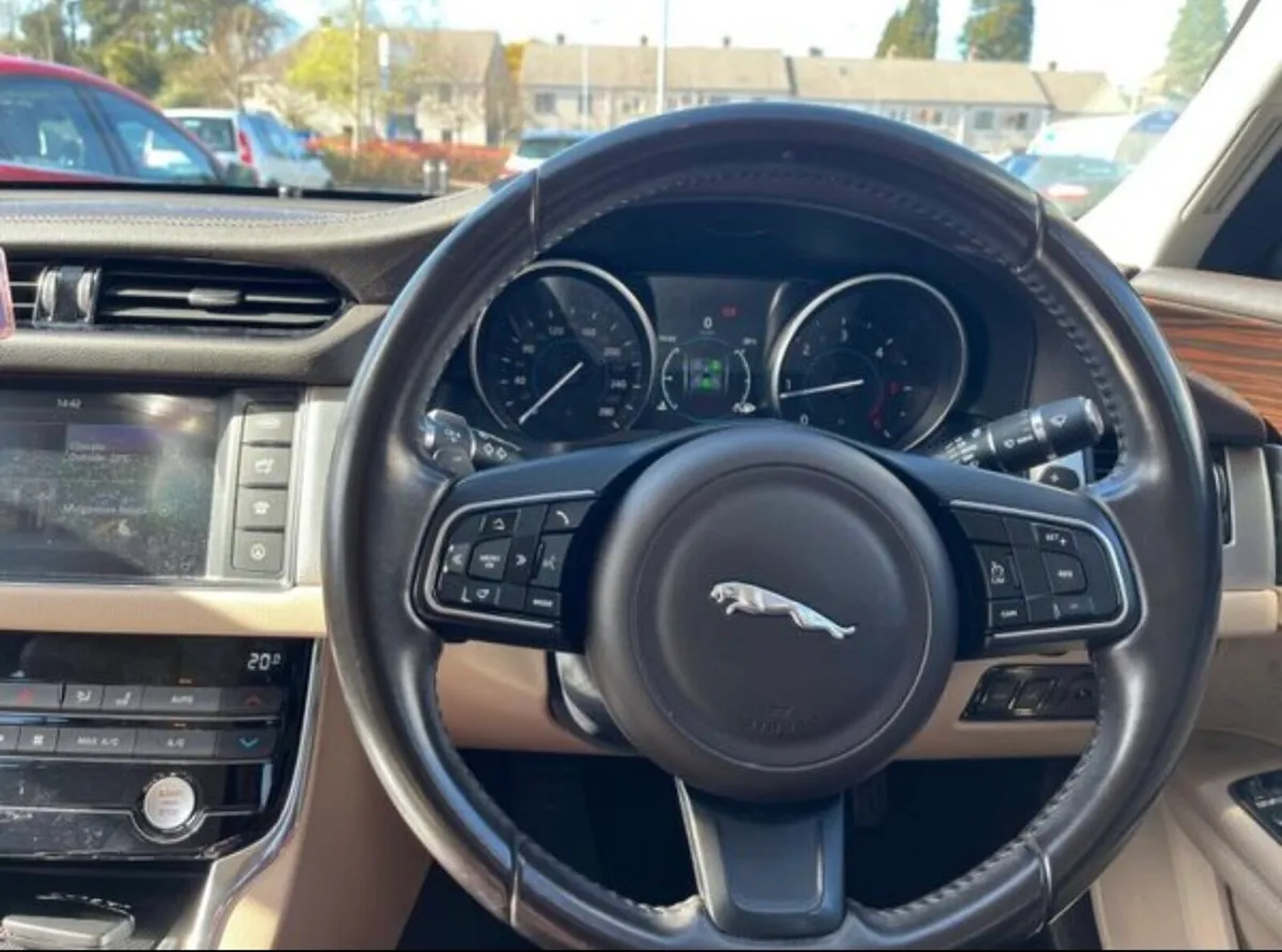 Jaguar XF 2.0D Prestige - Image 4