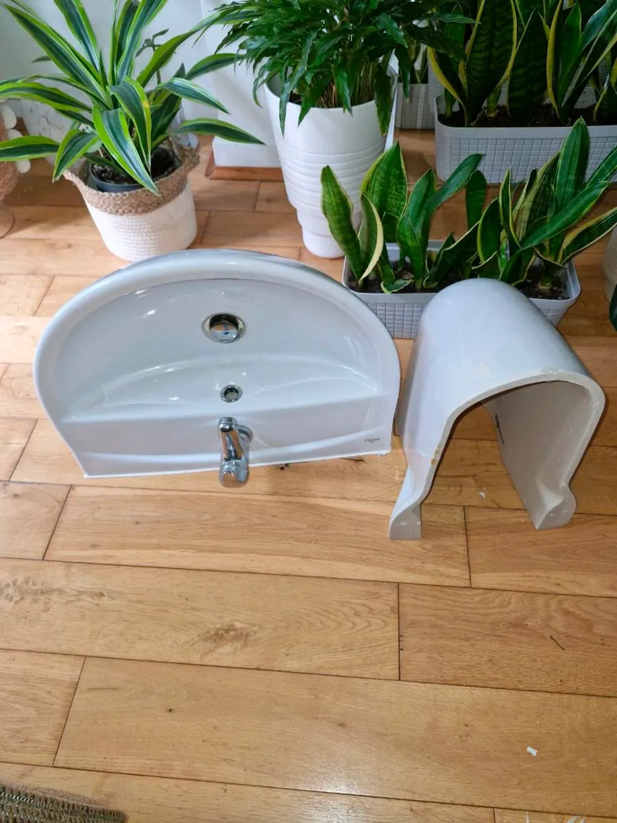 Sink with tap - Image 1