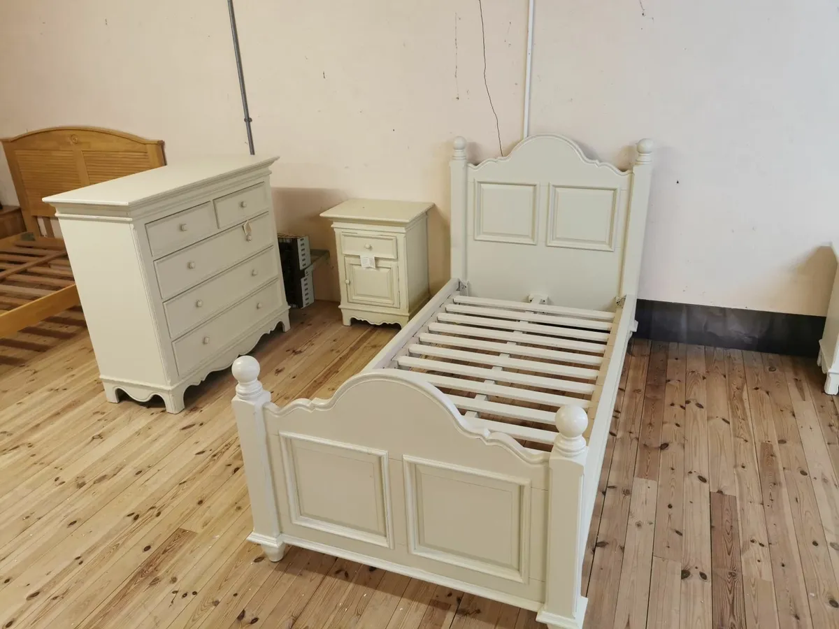 Bedroom bed