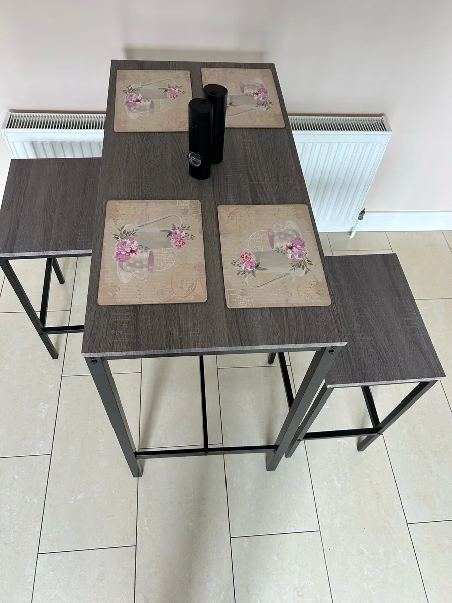 4 seater bar table with two stools - Image 1