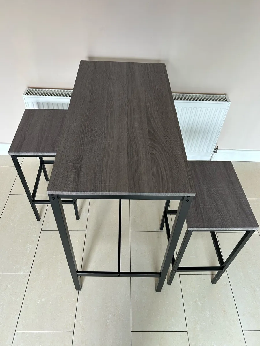 4 seater bar table with two stools - Image 2