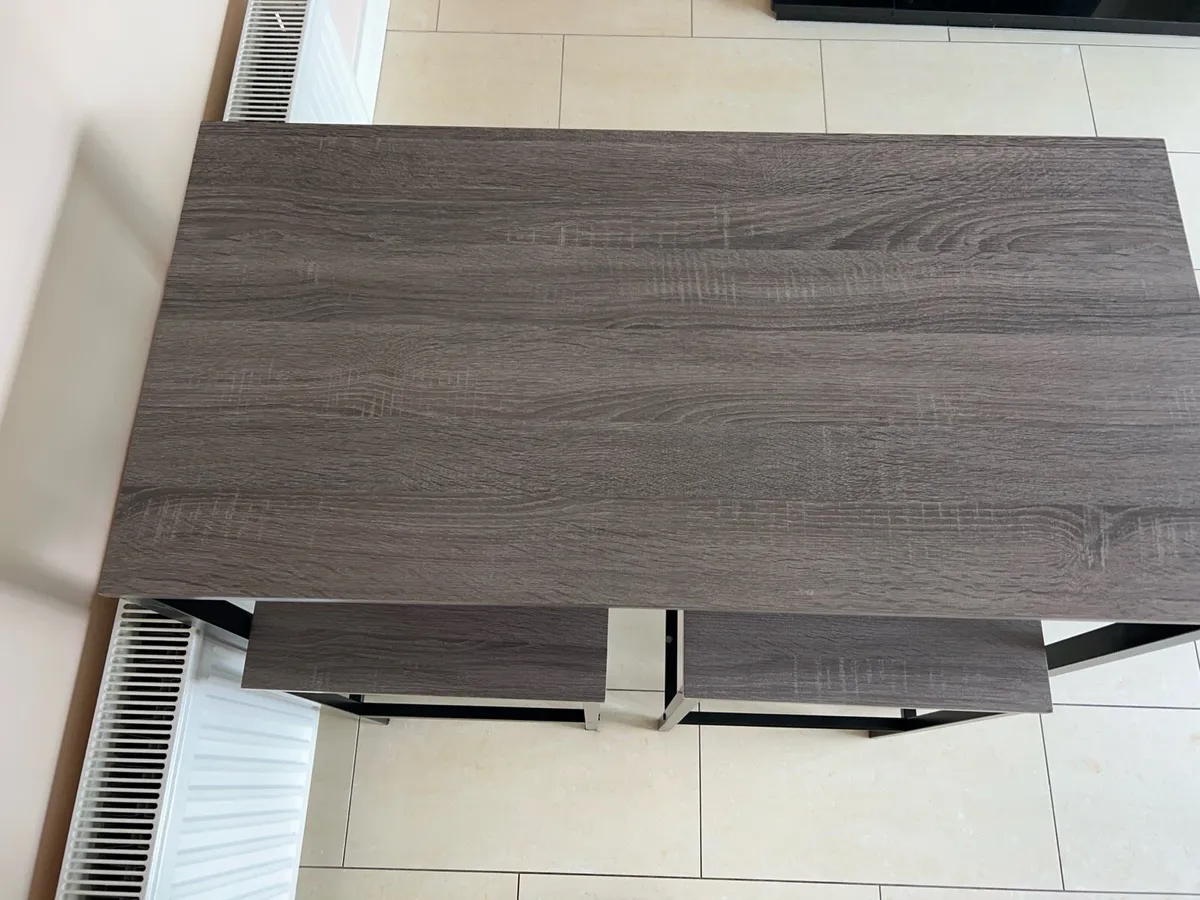 4 seater bar table with two stools - Image 3