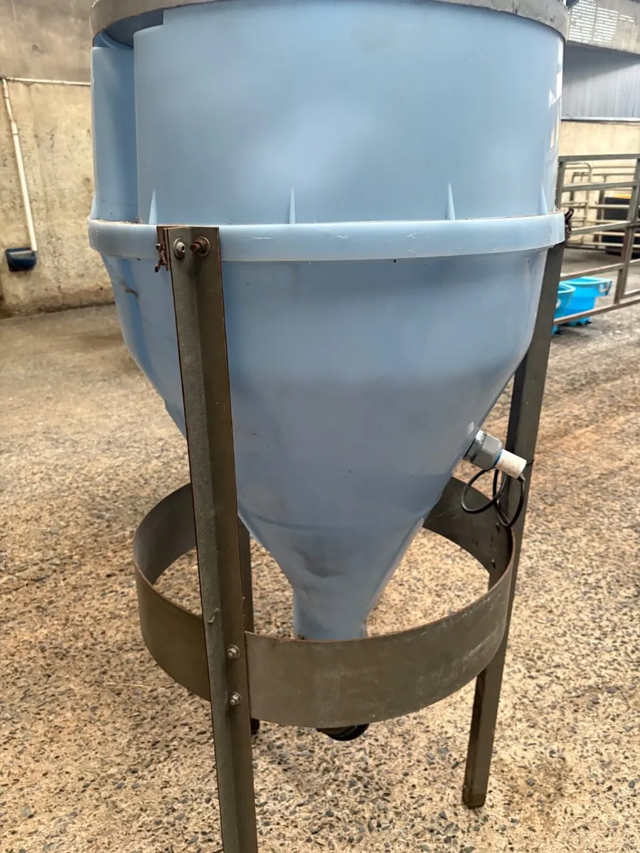 Hopper for robotic milker - Image 1
