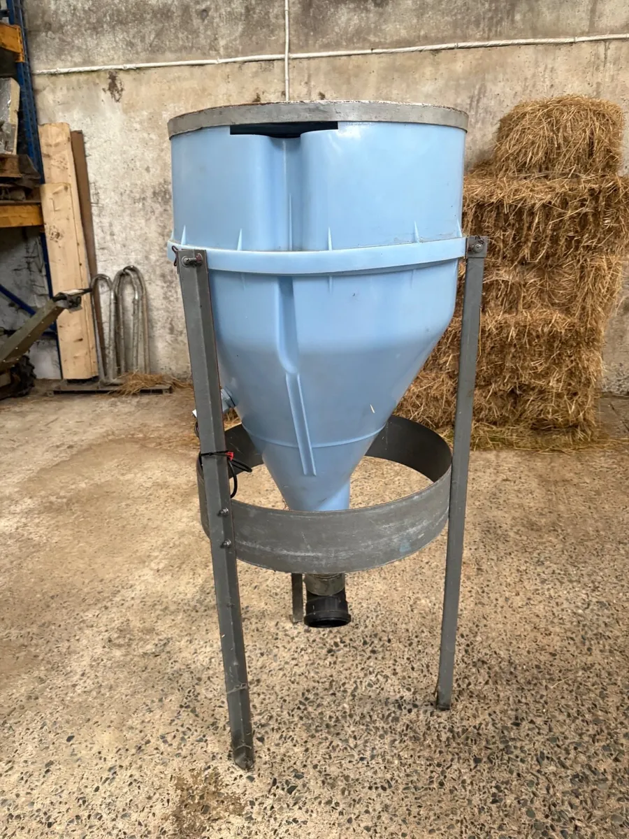 Hopper for robotic milker - Image 2