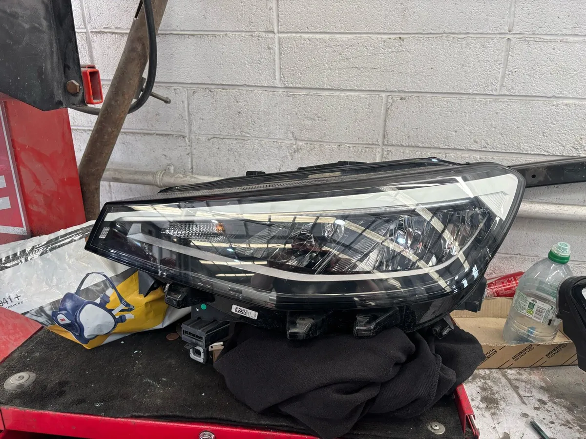 2024 Vw id4 head lamps right and left hand set - Image 2
