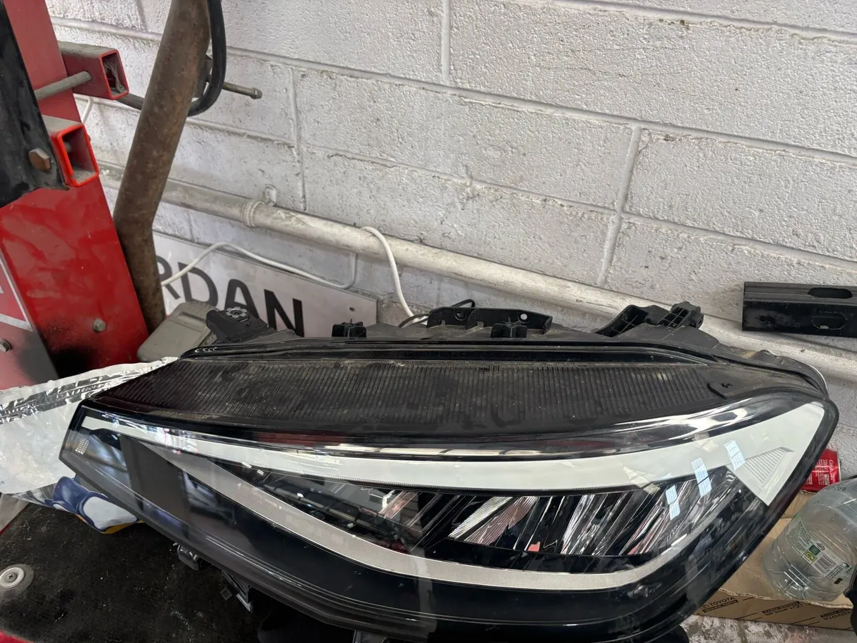 2024 Vw id4 head lamps right and left hand set - Image 4