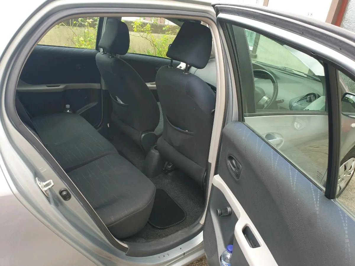 Low mileage Toyota yaris automatic for sale - Image 4