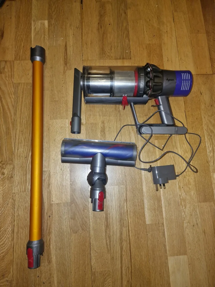 Dyson v10 - Image 1