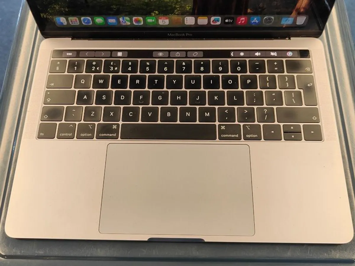 Apple MacBook Pro A1989 Retina 13.3" 2018 Touch Bar 512GB SSD 16GB Ram 2.7GHz Core i7 (battery Cycle: 418) - Image 4