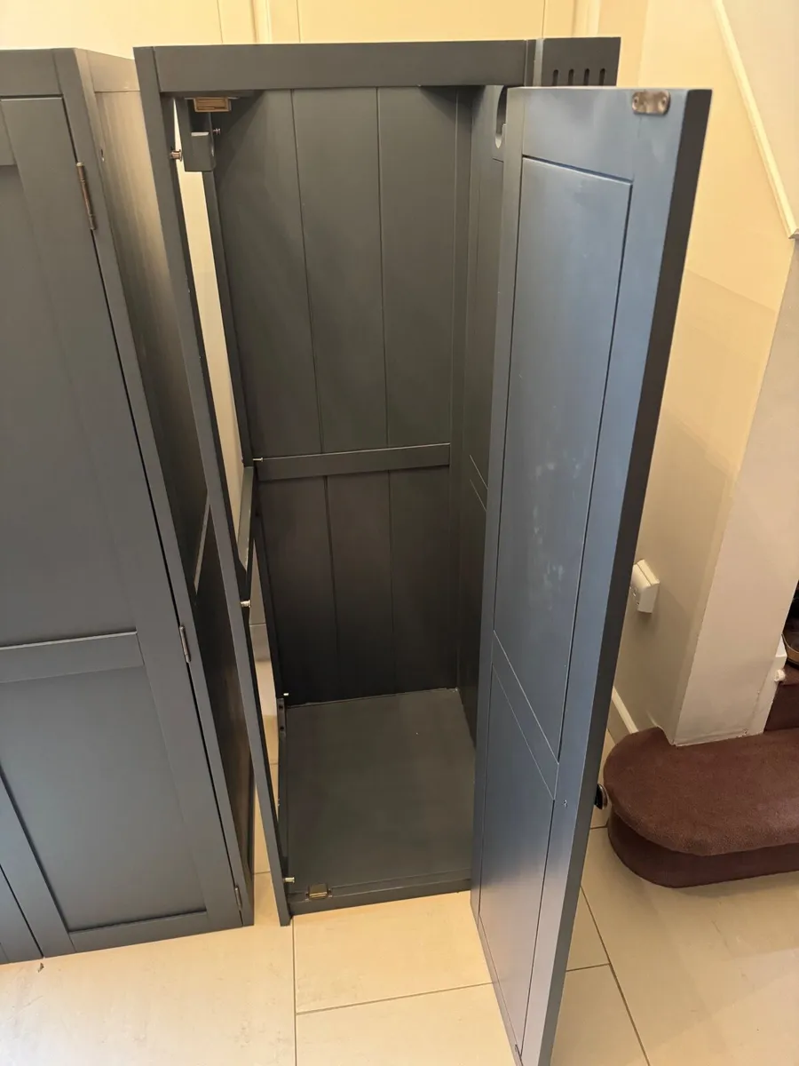 Top quality WARDROBE: nearly NEW, stylish & sturdy - Image 3