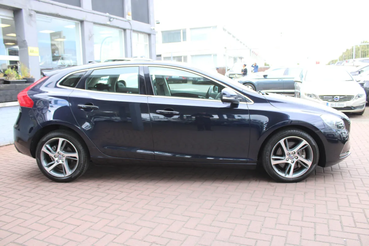 2016 VOLVO V40 - Image 3