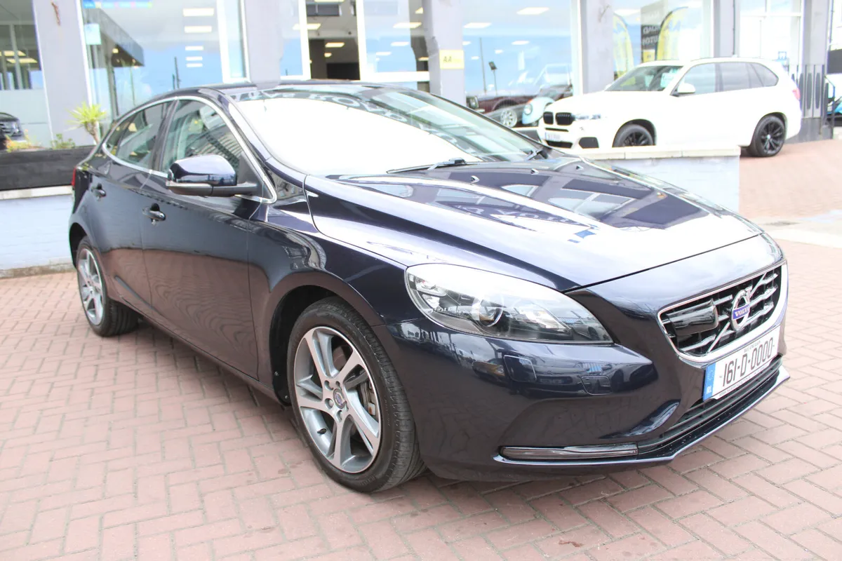 2016 VOLVO V40 - Image 2