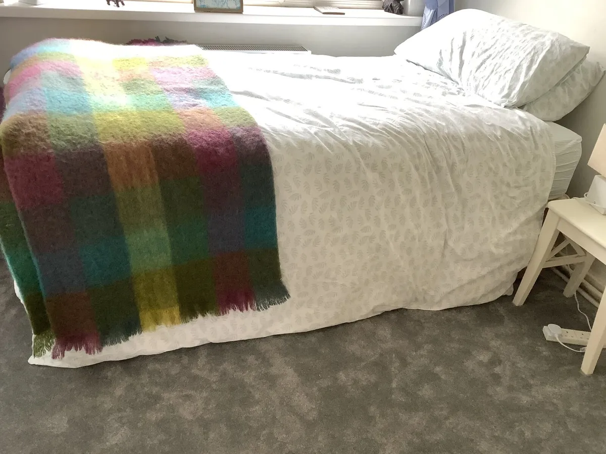 Single bed and mattress - Image 3