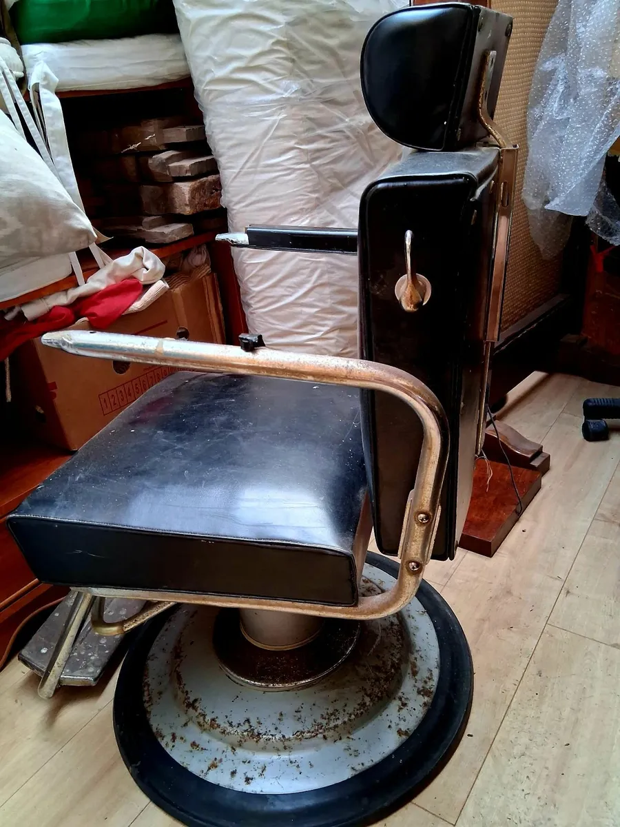 Old hydraulic dentist chair - Image 1