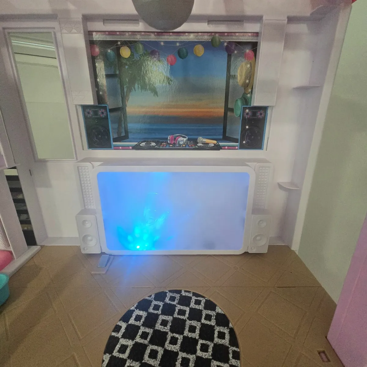 Lol house with working disco lights - Image 3