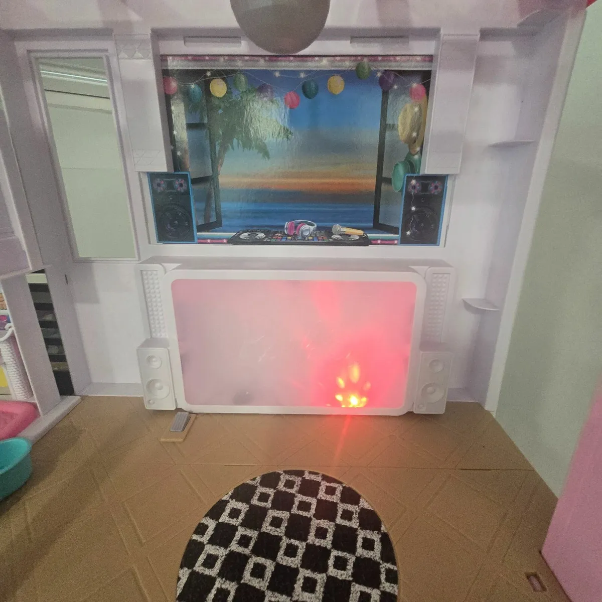 Lol house with working disco lights - Image 4