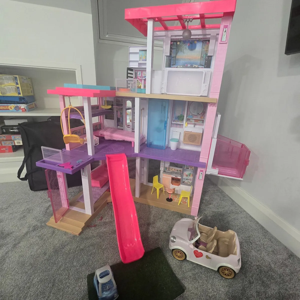 Lol house with working disco lights - Image 1