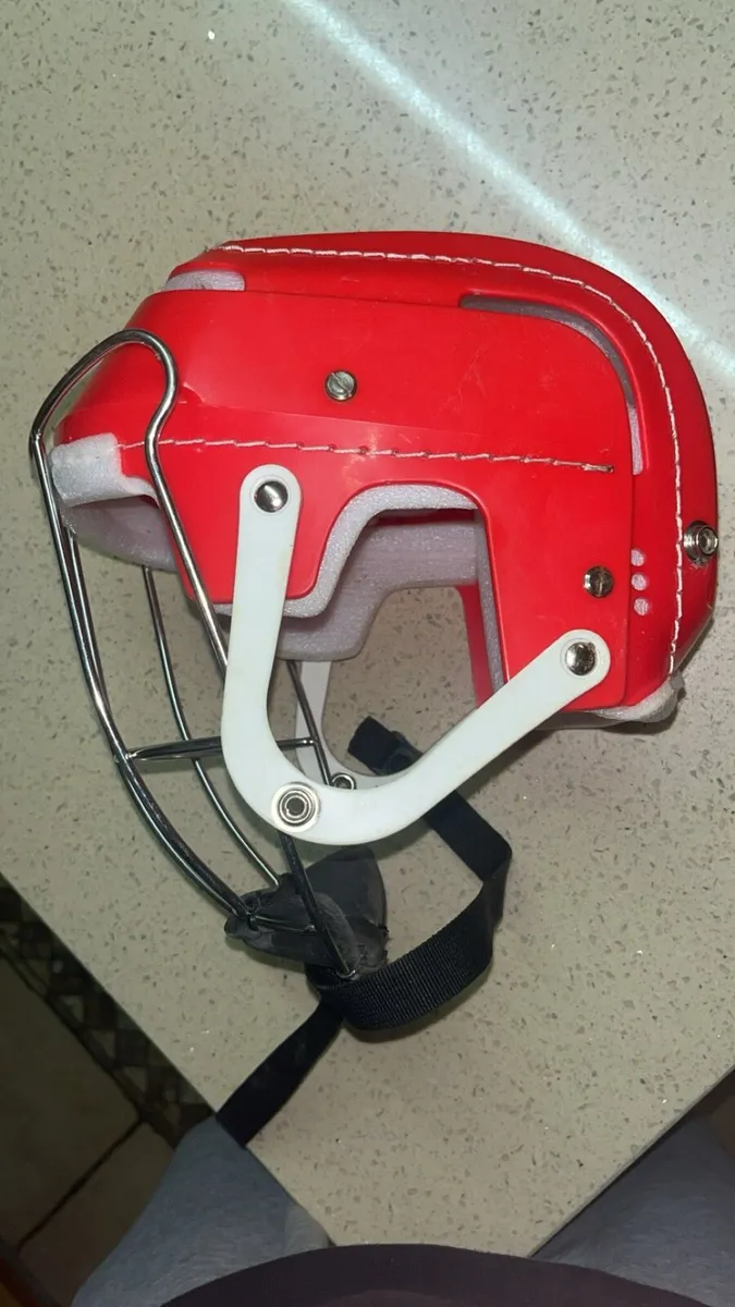 Hurling helmet - Image 3