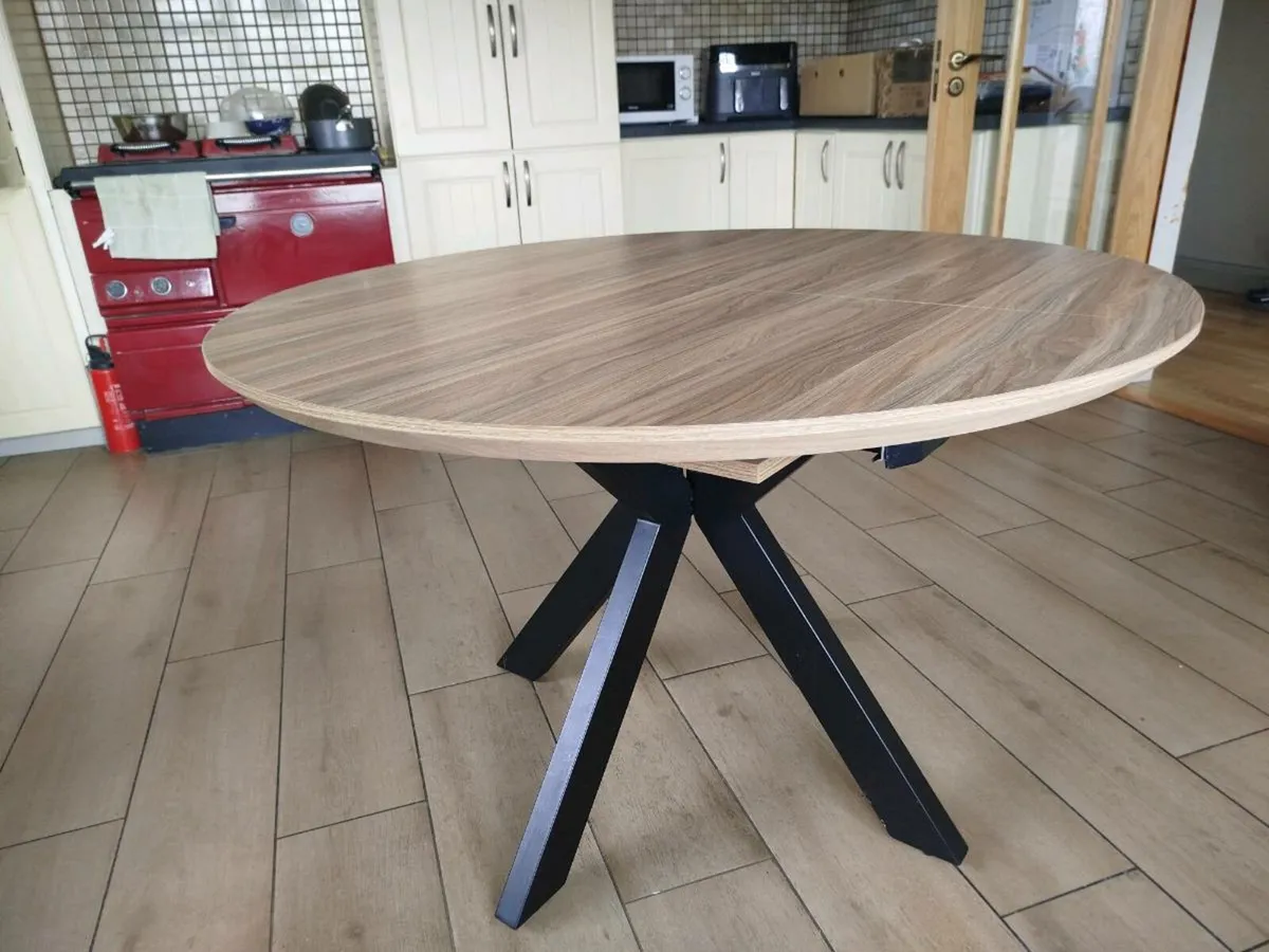 Round/oval dining table - Image 1