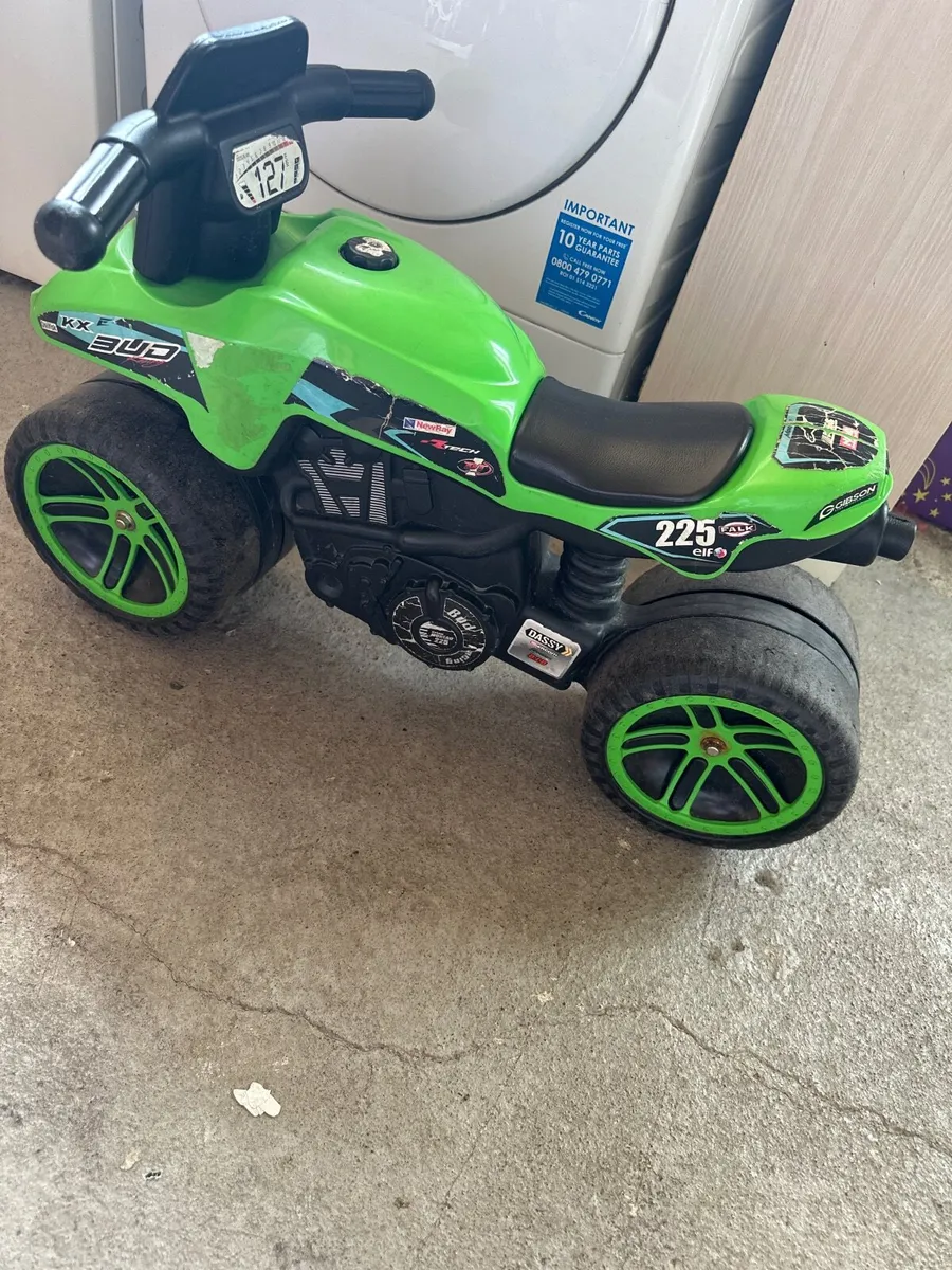 Kids ride on motorbike - Image 1