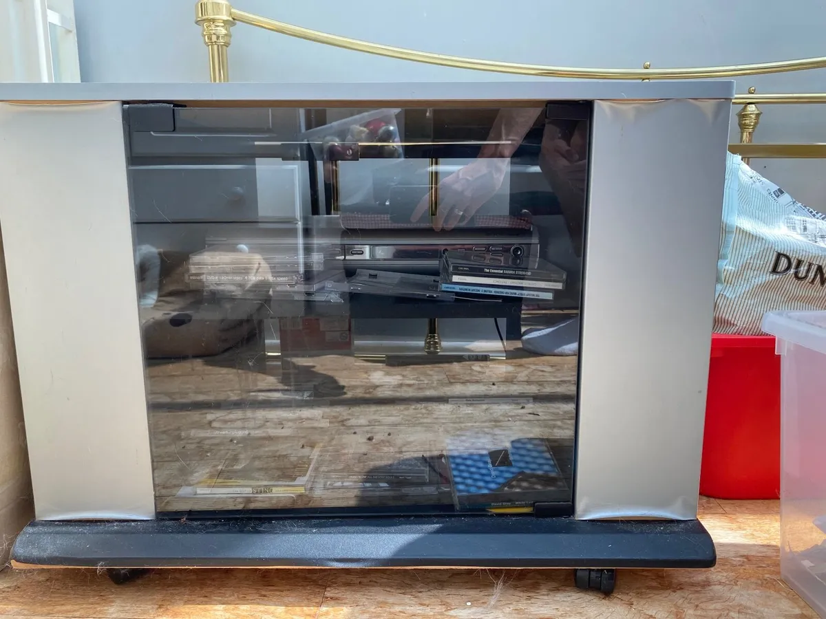 TV stand - Image 1